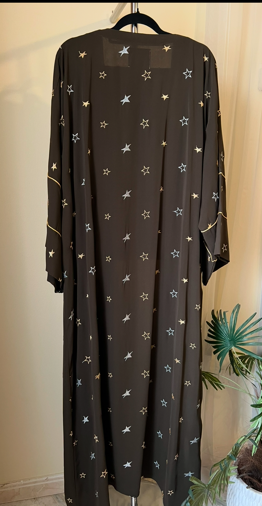 عباية كريب ماي فير ليدي لون زيتي بتطريز نجوم كامل العبايه مقاس ٥٦ - الصورة 2