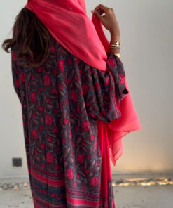 Alternative view of عباية حرير هندي لون وردي فسفوري مع طرحة سيفون